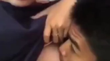 Nenenin ayang di tempat umum