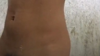 keponakan sedang mengintip tantenya sedang mandi