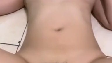 ngewe cewek cantik di lantai berdesah basah