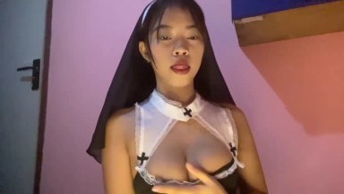 gadis codsplay ini lagi mainin toket nya