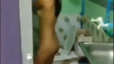 adek Ketahuan lgi omek di kamar mandi langsung mau di ajak ngentot