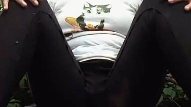 gadis hijab ini lagi mainin meki nya di  luar ruangan