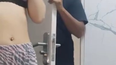 memasuki kamar mandi dan menyodok