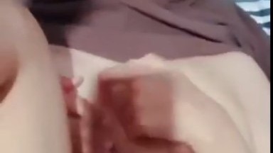 gadis hijab lagi enak tapi jerit