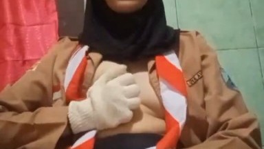 gadis pramuka lagi remas nenen nya sambil gelisah