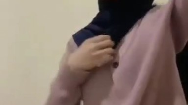 Ukhti Kacamata muka Polos