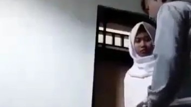 pasangan pacar anak sma skandal di rumah kosong