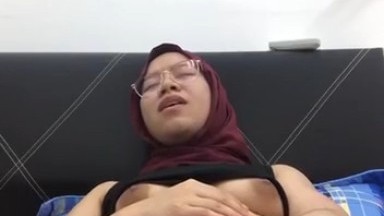 mita anak sma ini lagi libur mainin meki di kamar mandi