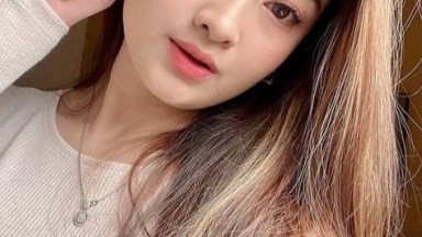 Gadis itu orgasme beberapa kali karena penetrasi ganda.