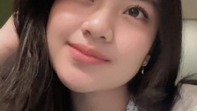 Seorang gadis Rusia jatuh cinta pada seorang penipu ulung dan sekarang menikmati seks oral.