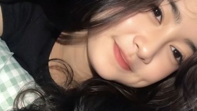 Seorang pemuda Rusia menempatkan seorang gadis di atas penisnya dan menidurinya.