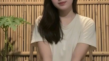 Seorang wanita kurus dengan cerdik merayu pacar temannya.