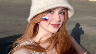 Gadis kurus melepas celana dalamnya untuk seks pagi hari