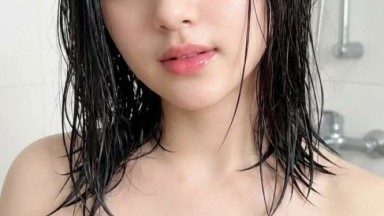 Seorang gadis Rusia kurus, karena bosan, berhubungan seks dengan seorang pria di sauna.