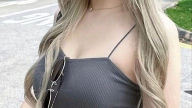 Gadis Rusia bertubuh langsing dengan aktif mengisap penis besar pacarnya.