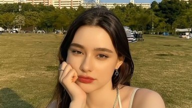 Seorang cewek sporty bercelana legging memilih seks daripada kebugaran hari ini.