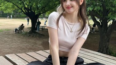 Gadis kurus menghisap penis dengan sempurna dalam video sudut pandang orang pertama.