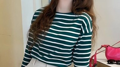 Seorang cewek Rusia mengundang seorang pria untuk menunjukkan kemaluannya.