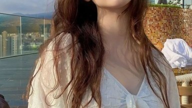 Seorang gadis kurus memanjakan penis pacarnya dengan fetish kaki.