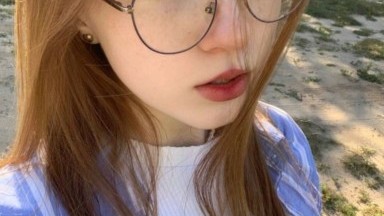 Seorang pria menggauli pacarnya yang masih muda asal Rusia dengan payudara kecil secara kasar.