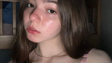 Seorang pria menggauli pacarnya yang masih muda asal Rusia dengan payudara kecil secara kasar.