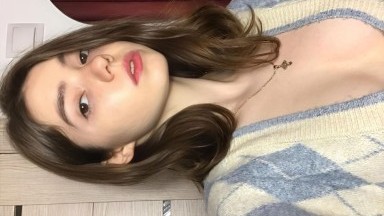 Seorang gadis muda berselingkuh dengan sahabat pacarnya.