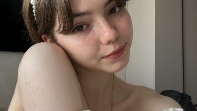 Seorang gadis muda berselingkuh dengan sahabat pacarnya.