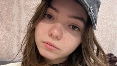 Gadis kurus itu berlutut dan mulai mengerang karena penis yang besar.