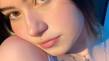 Seorang gadis muda menikmati cunnilingus dan berhubungan seks dengan seorang pria di atas meja.