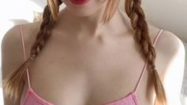 Seekor anak ayam muda datang berkunjung untuk merasakan orgasme.