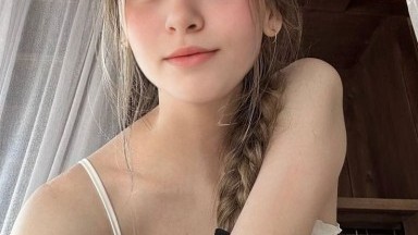 Seorang gadis kurus mengerang lembut sambil menunggangi penis dalam video rumahan.