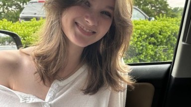 Wanita Rusia bertubuh langsing menerima ejakulasi di punggungnya setelah berhubungan seks gaya doggy.