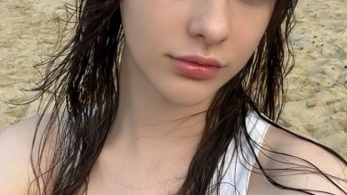 Seorang gadis kurus memperlihatkan lubang-lubangnya di sebuah audisi film porno pribadi.