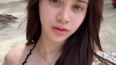 Para lesbian mencoba mainan seks baru dalam hubungan seks bertiga dan mengerang.