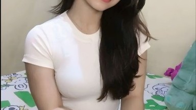 Wanita Rusia yang kurus selalu siap membuka kakinya untuk kesenangan.