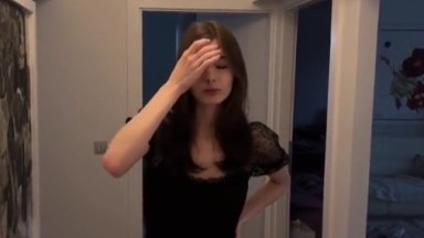 Seorang gadis muda mengisap penis karet dan menerima penis sungguhan di vaginanya