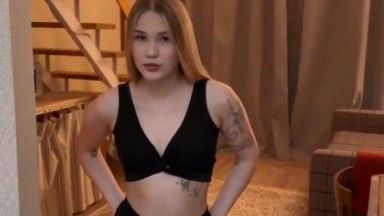 Ternyata wanita pirang asal Rusia ini tahu cara memberikan oral seks yang hebat.