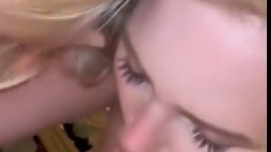 Wanita cantik dengan payudara besar tahu cara menghisap dan bercinta dengan hebat.