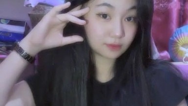 Sekretaris berambut cokelat asal Rusia memberikan oral seks dan berhubungan intim dengan seorang pria di atas meja.