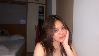 Seorang gadis Rusia yang cantik merasakan kenikmatan dari seekor ayam jantan yang perkasa.