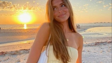 Wanita Dewasa Nakal Meniduri Gadis Manis dengan Strapon