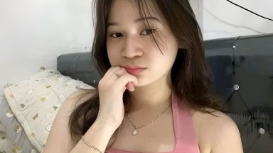 Wanita cantik bertubuh seksi bermasturbasi dengan dildo.