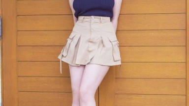 Wanita paruh baya bertitit kecil sedang masturbasi menggunakan dildo.