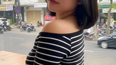 Gadis remaja berambut cokelat yang menakjubkan sedang masturbasi di depan webcam.