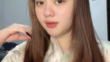 Gadis remaja pirang masturbasi dengan wanita lesbian dewasa.