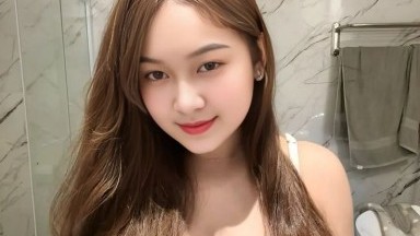 Gadis Cantik Memergoki Kakak Tirinya Sedang Masturbasi di Kamarnya