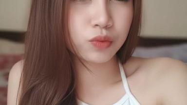 Gadis remaja cantik berusia 18 tahun menanggalkan pakaiannya dan masturbasi.