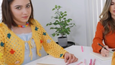 Saudari Tiri Saya Menghisap Kemaluan Saya dan Saya Berharap Pengasuh Kami Tidak Memergoki Kami