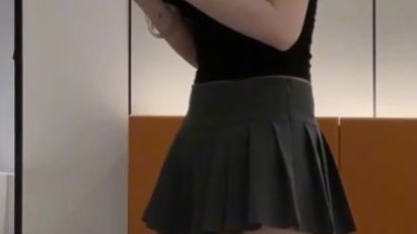 Pantatku memerah karena dipukul, dan pandanganku dipenuhi godaan.