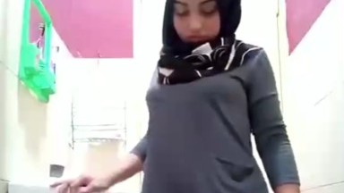 Mahasiswi Jilbab Masturbasi di Kamar Mandi